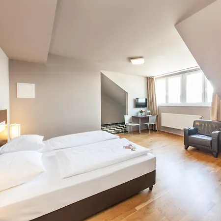 Munique Frankfurt מלון 3*
