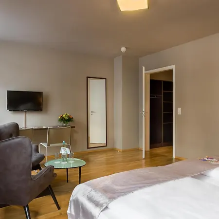 Munique Frankfurt מלון 3*